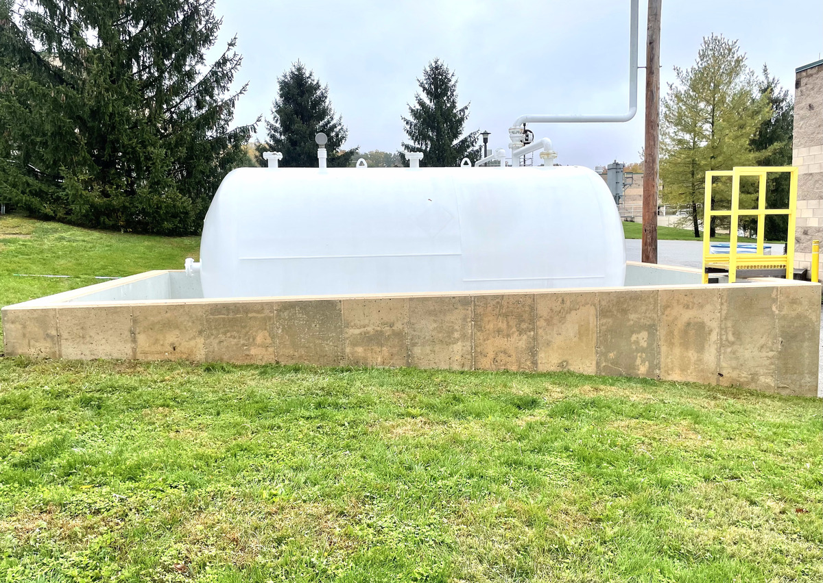 white outdoor propane tank that is clean, post soft washing.