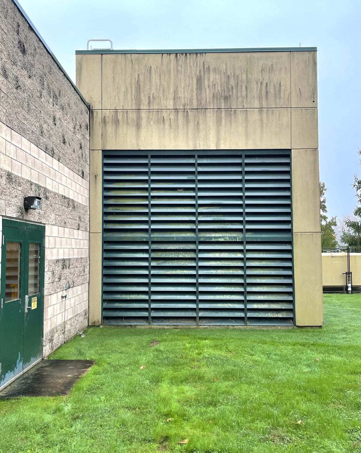 side of a building that has dirt and grime build-up